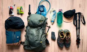Sac à dos, chaussures, bâtons, gourde, lunettes, vêtements... tout le nécessaire pour une randonnée journée.