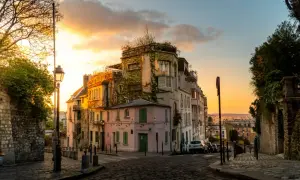 Rue pavée à Montmartre au coucher du soleil. Idéal pour une balade ou pour courir à Paris, avec ses maisons colorées et ses vues panoramiques.