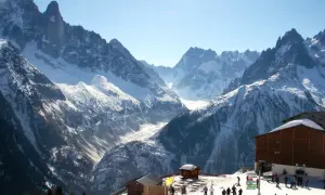 Magnifique paysage de montagne enneigée, idéal pour un week-end à Chamonix. Des skieurs profitent du soleil et des pistes.