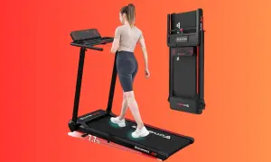 Femme marchant sur un tapis de course pliable. Le programme tapis de course est idéal pour un entraînement à domicile.