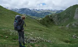 Randonneuse avec un grand sac à dos, prête à explorer les montagnes. Un guide pour comment choisir son sac de randonnée.