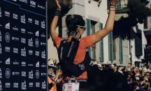La coureuse Camille, dossard 30, lève les bras en signe de victoire à l'UTMB. Une scène qui a suscité une vive polémique.