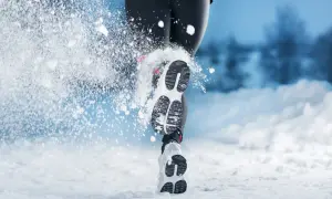 Courir dans la neige à 10 degrés : une personne en tenue de sport, chaussures de course, foulant la neige.