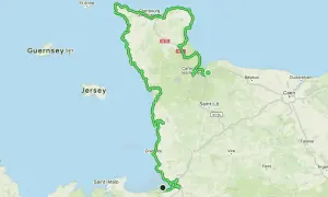 Carte d'un itinéraire cyclable longeant la côte de la Manche, passant par Cherbourg, Saint-Lô, Granville et Saint-Malo.