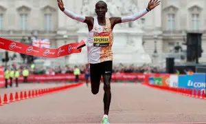 Kipchoge franchit la ligne d'arrivée, bras levés, l'allure d'un champion de marathon. Victoire éclatante !