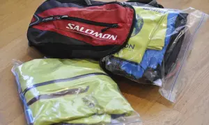 Sac Salomon XT Wings et vêtements de sport emballés pour l'équipement ultra trail.