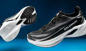 Deux chaussures de course Salomon Spectur noires et blanches, avec semelles blanches et noires, sur fond bleu.