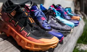 Une rangée de chaussures de trail hiver colorées, prêtes pour l'aventure.