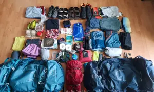 Préparation du **équipement Tour du Mont Blanc** : sacs à dos, chaussures de randonnée, vêtements, nourriture et accessoires essentiels pour l'aventure.