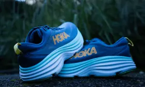 Chaussures de course Hoka bleues avec semelles épaisses et ondulées, offrant le meilleur amorti pour vos foulées.