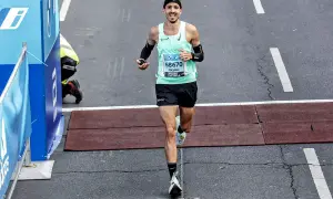 Nicolas franchit la ligne d'arrivée, son kit marathon impeccable. Il a l'air épuisé mais heureux.