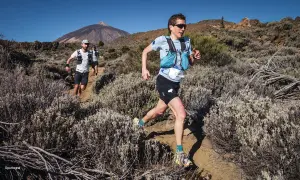 Coureurs en plein effort sur un sentier rocailleux, le Teide en arrière-plan, lors du **Tenerife Bluetrail**.