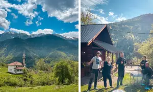 Vue d'un village avec une mosquée au pied des **peaks of the Balkans**. À droite, un groupe d'amis profite d'un barbecue devant un chalet en bois.