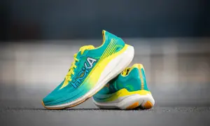 Paire de chaussures de course Hoka Rocket X 2, turquoise et jaune vif, prêtes pour un test de performance.