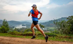 Courseuse en pleine action, découvrez comment choisir ses chaussures de trail pour affronter ce paysage époustouflant.