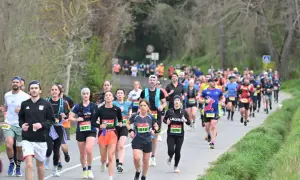 Course à pied dans le Gers, des coureurs concentrés sur la route, le souffle de la compétition dans l'air.