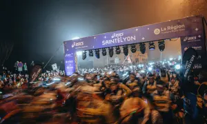 Foule de coureurs au départ de la SaintéLyon, sous un portique illuminé. Les résultats de cette course nocturne promettent d'être intenses.