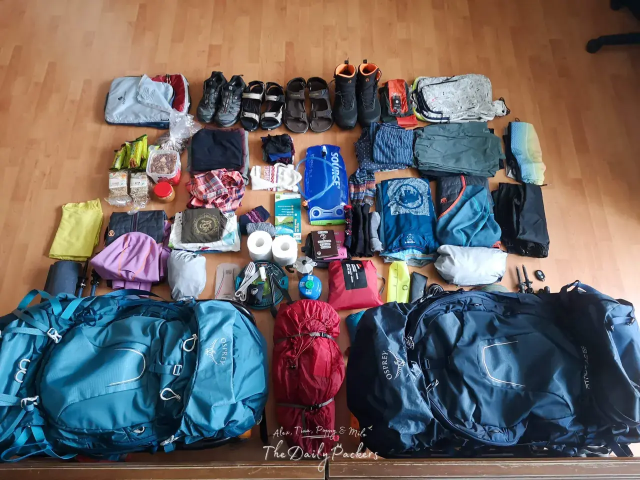 Préparation du **équipement Tour du Mont Blanc** : sacs à dos, chaussures de randonnée, vêtements, nourriture et accessoires essentiels pour l'aventure.