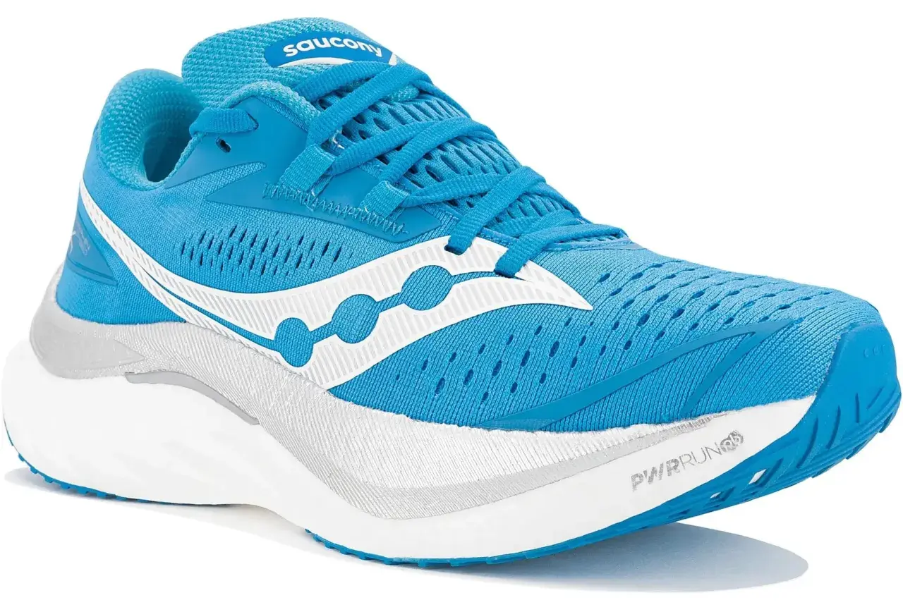 Chaussure de course bleue, le saucony endorphin speed 4 test. Logo blanc sur le côté.