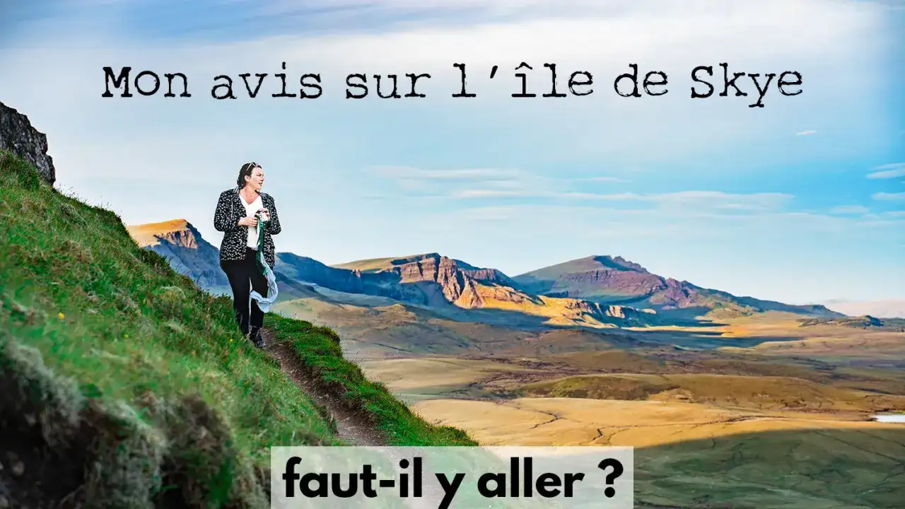 Mon avis sur l'île de Skye : une femme randonne sur une colline verdoyante, paysage écossais spectaculaire. Faut-il y aller ?