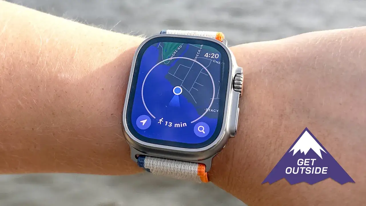 Montre connect&eacute;e affichant une carte et un itin&eacute;raire. Id&eacute;al pour savoir comment choisir une montre connect&eacute;e pour vos aventures.