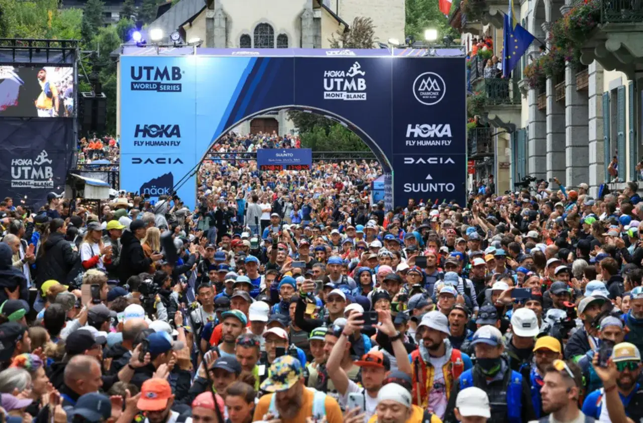 Foule immense sous l'arche UTMB Mont-Blanc, ambiance &eacute;lectrique pour cet &eacute;v&eacute;nement sportif qui suscite parfois la pol&eacute;mique.