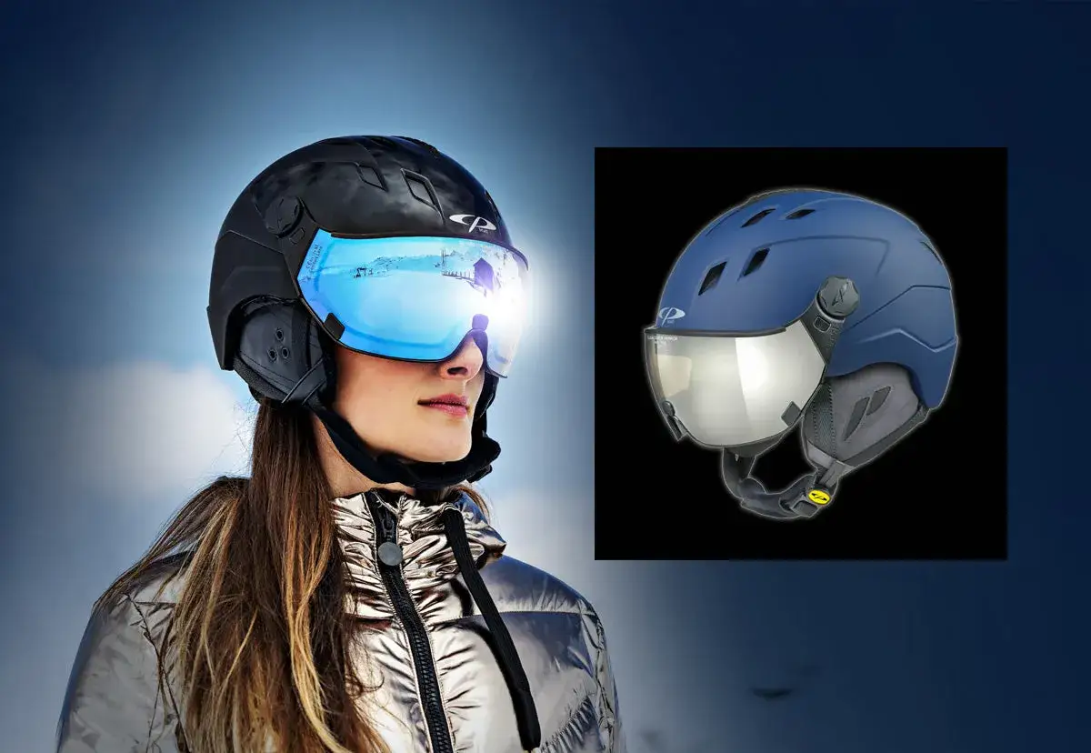 Casque de ski noir avec visière miroir bleue, et un autre casque de ski bleu avec visière argentée.