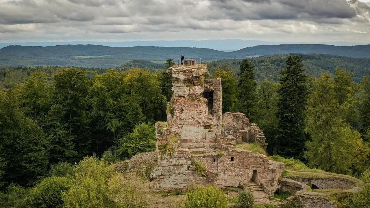 Vue panoramique des Vosges du Nord, idéale pour une randonnée 3 jours. Ruines d'un château médiéval sur un piton rocheux.
