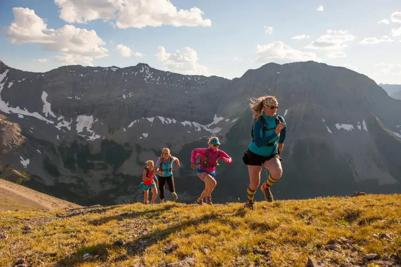 Quatre femmes courent en montagne, un paysage spectaculaire de traileur fran&ccedil;ais.
