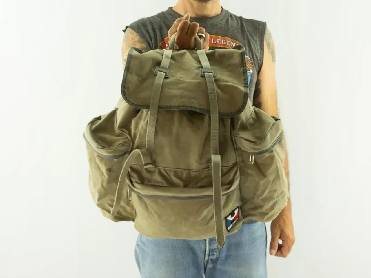 Sac &agrave; dos kaki, style vintage, rappelant les aventures du fondateur Millet.
