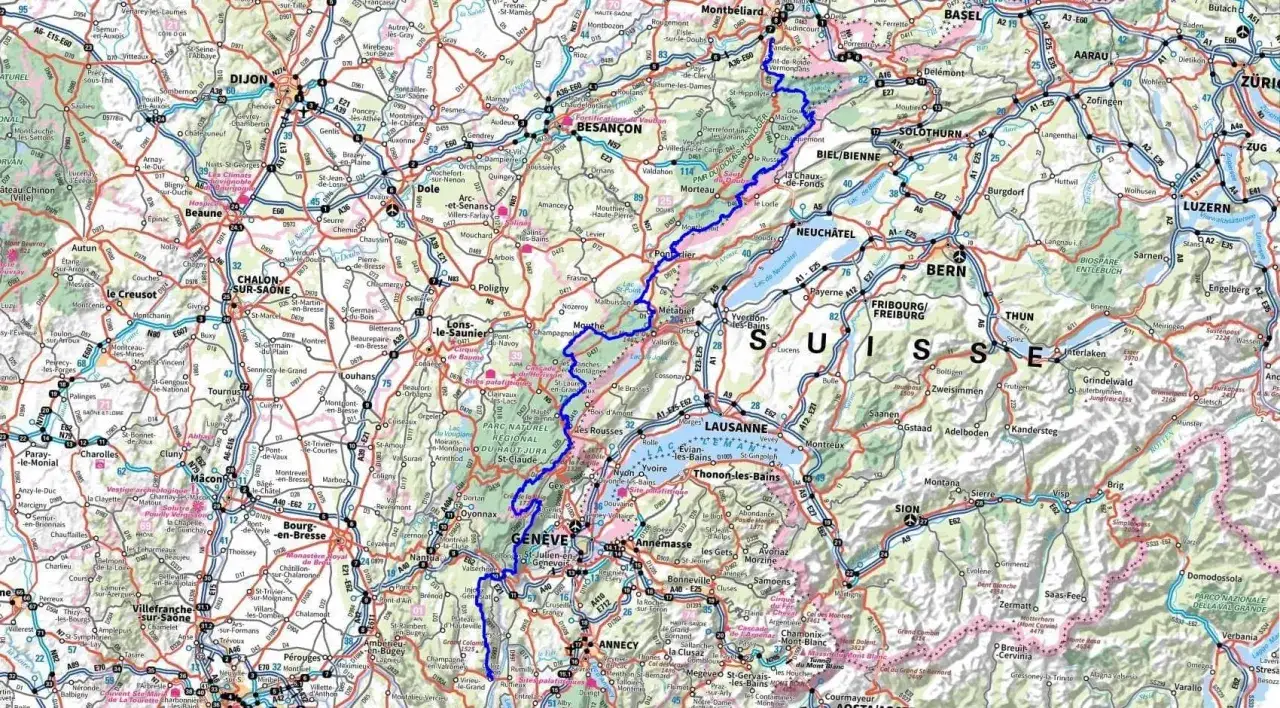 Carte routi&egrave;re de la Suisse et de la France. Une route bleue serpente &agrave; travers le Jura, sugg&eacute;rant une randonn&eacute;e de 5 jours.
