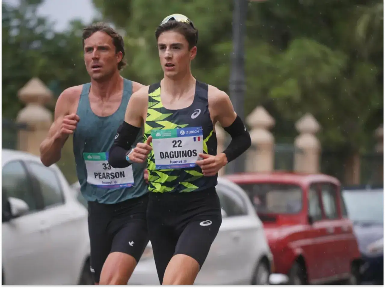 Le coureur &Eacute;tienne Daguinos, dossard 22, en pleine course, concentr&eacute; malgr&eacute; la pluie.