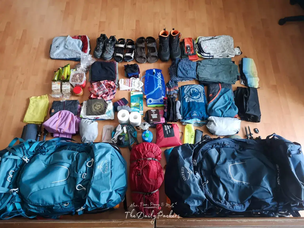 Pr&eacute;paration de l'&eacute;quipement pour le Tour du Mont Blanc : sacs &agrave; dos, chaussures de randonn&eacute;e, v&ecirc;tements, nourriture et accessoires essentiels.