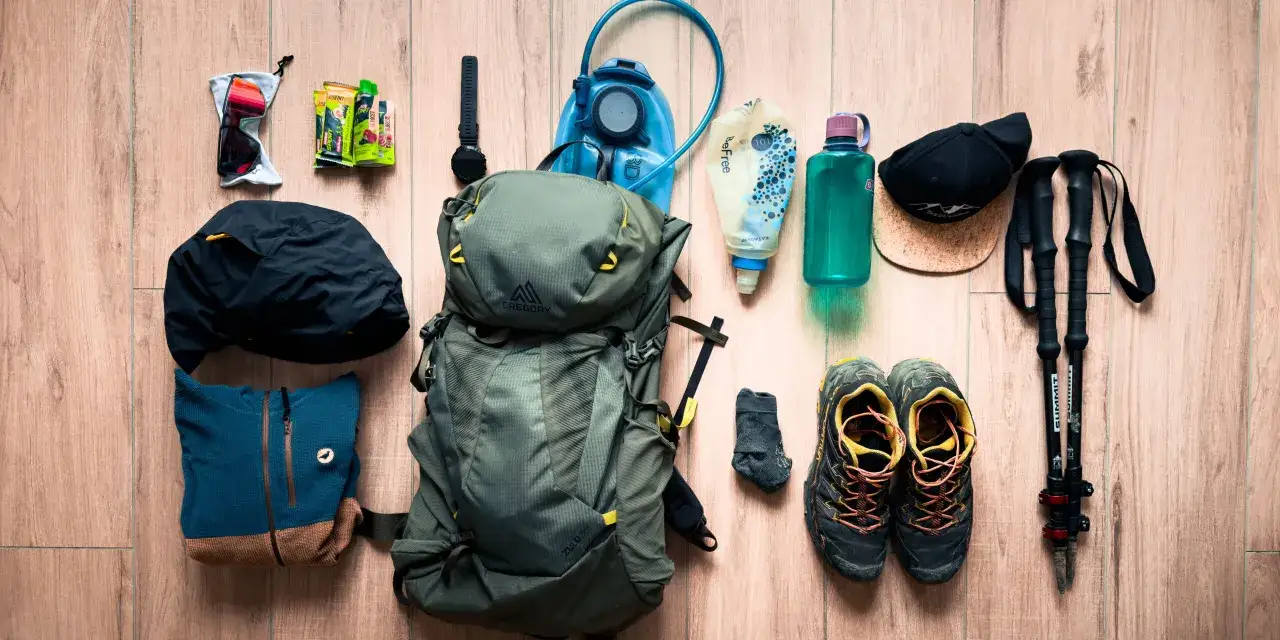 Sac &agrave; dos, chaussures, b&acirc;tons, gourde, lunettes, v&ecirc;tements... tout le n&eacute;cessaire pour une liste mat&eacute;riel randonn&eacute;e journ&eacute;e r&eacute;ussie.