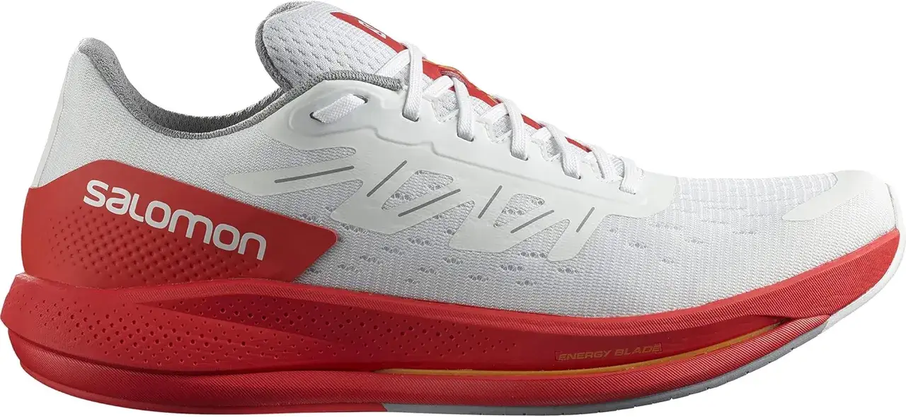 Chaussure de course Salomon blanche et rouge, avec le logo Salomon et la mention