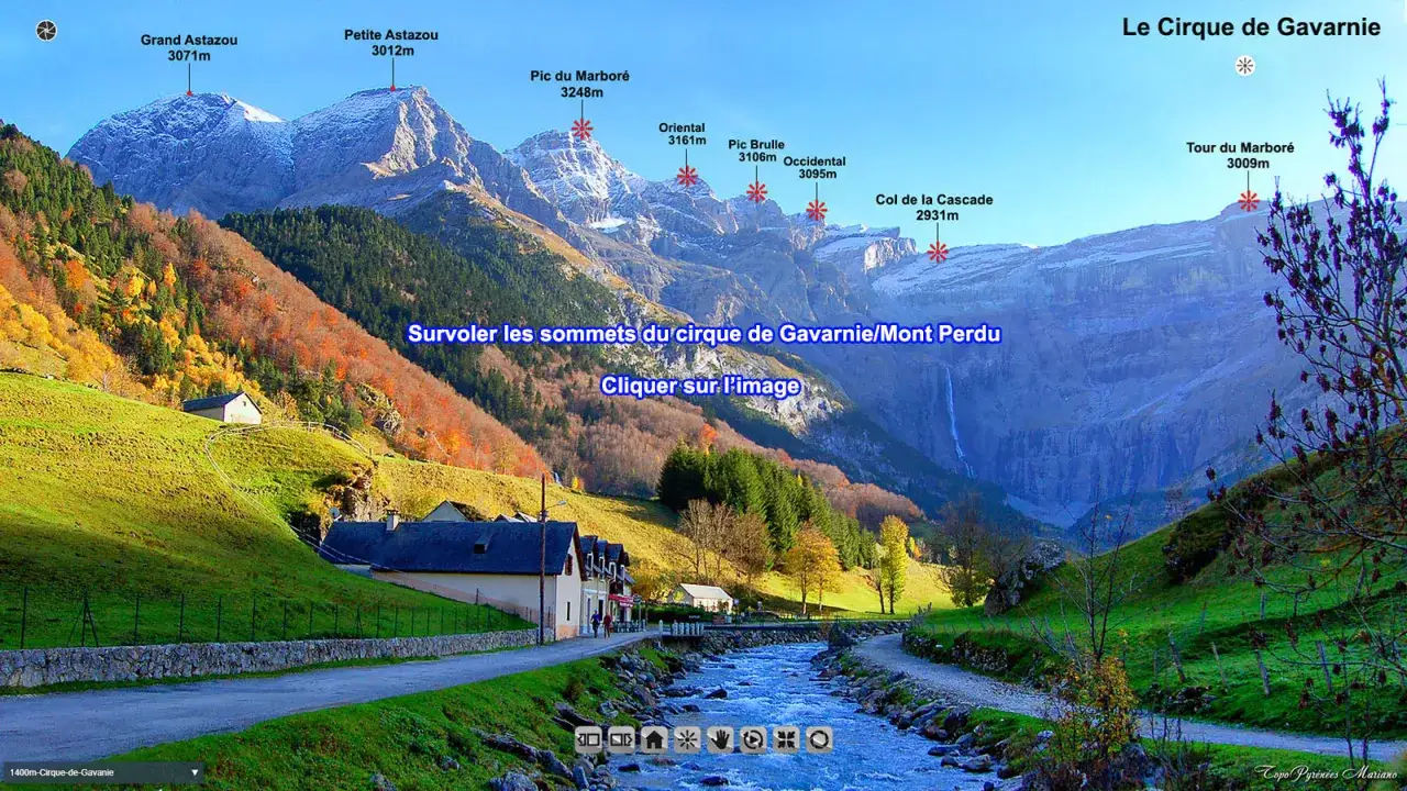 Vue panoramique du cirque de Gavarnie avec ses sommets enneigés, ses pentes verdoyantes et une cascade. Un village est niché au pied des montagnes.