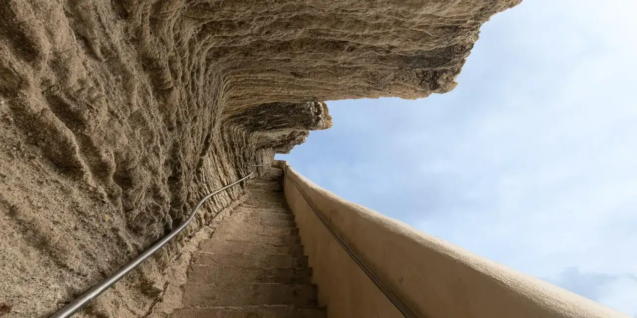 Escaliers menant vers le ciel, une invitation à visiter Bonifacio et ses falaises spectaculaires.