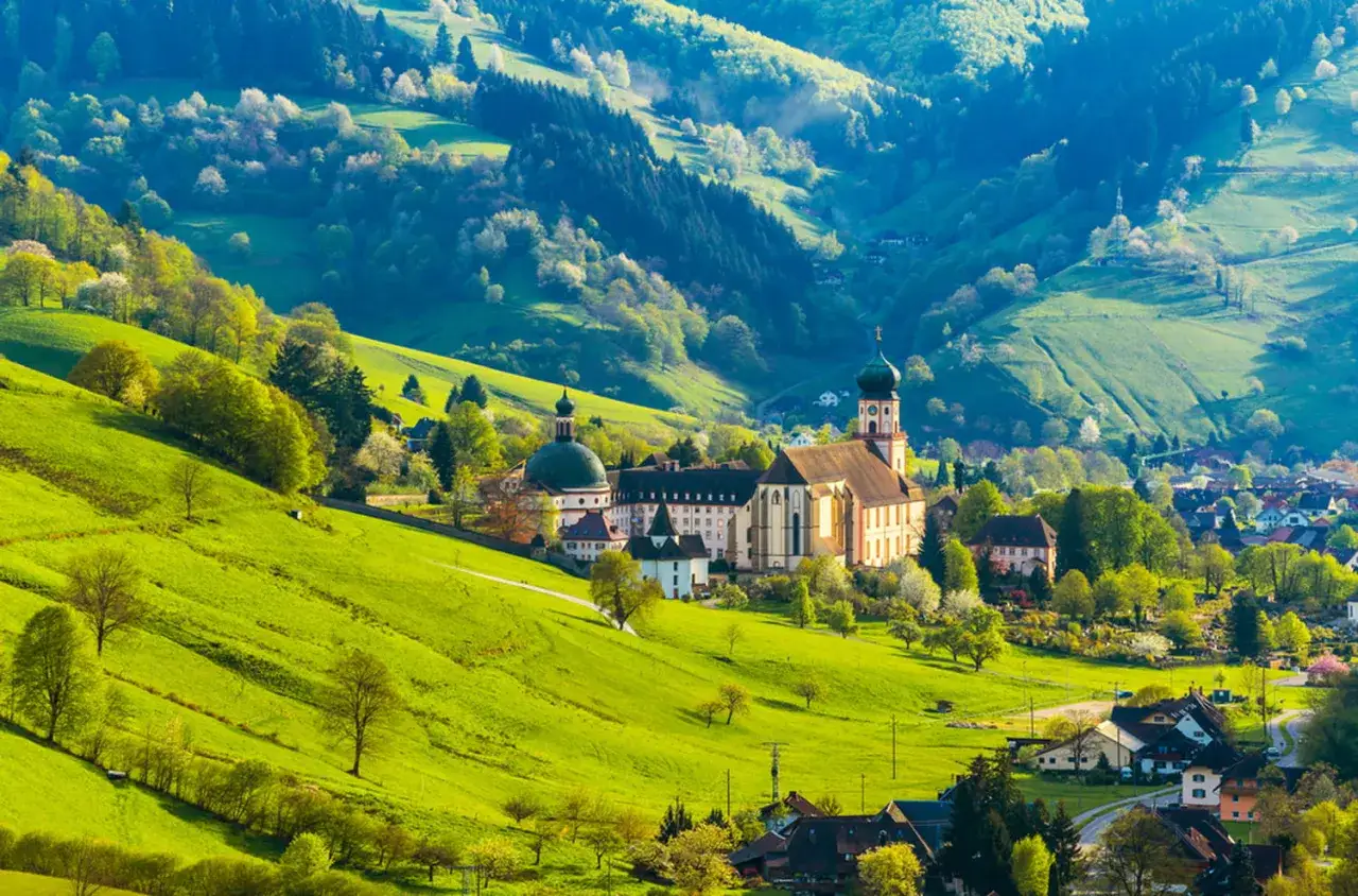 Paysage verdoyant de la Forêt-Noire en Allemagne, idéal pour un circuit touristique. L'abbaye de St. Peter se dresse fièrement.