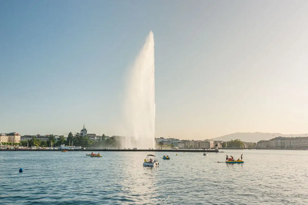 Le Jet d'Eau de Gen&egrave;ve, symbole embl&eacute;matique, domine le lac. Des p&eacute;dalos et bateaux naviguent paisiblement, offrant une vue magnifique sur la ville, un parcours de 10km geneve &agrave; explorer.