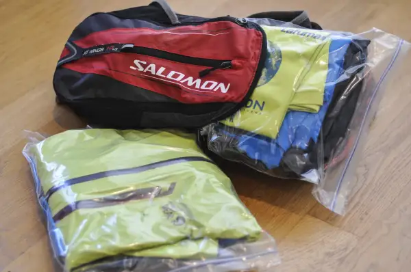 Sac Salomon XT Wings et vêtements de sport emballés pour l'équipement ultra trail.